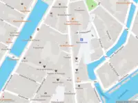 Ambulance met grote spoed naar de Sint Antoniesbreestraat in Amsterdam