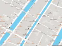 Ambulance met gepaste spoed naar de Oudezijds Voorburgwal in Amsterdam