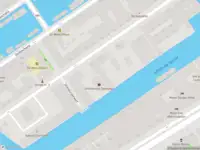 Ambulance met grote spoed naar de Nieuwe Uilenburgerstraat in Amsterdam