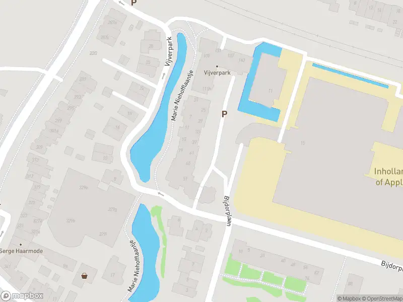 Ambulance met grote spoed naar de Vijverpark in Overveen