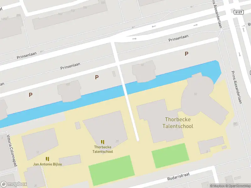 Ambulance met grote spoed naar de Prinsenlaan in Rotterdam