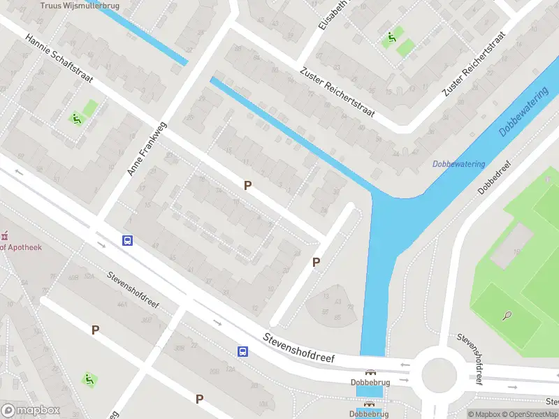 Ambulance met grote spoed naar de Jo de Clerstraat in Leiden