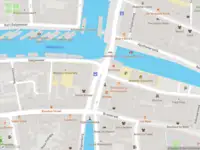 Ambulance met grote spoed naar de Kort Rapenburg in Leiden