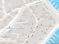 Ambulance met gepaste spoed naar de Nieuwezijds Armsteeg in Amsterdam