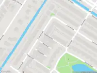 Ambulance met grote spoed naar de Tjeukemeerhof in Amsterdam