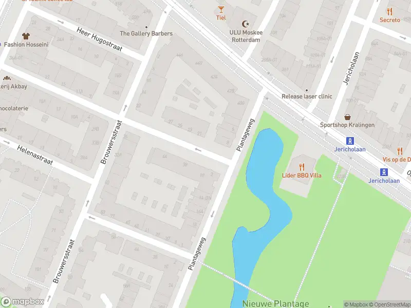 Ambulance met grote spoed naar de Naaldwijkstraat in Rotterdam