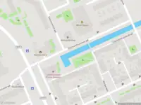 Ambulance met grote spoed naar de Den Burgstraat in Amsterdam