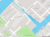Ambulance met gepaste spoed naar de Oostenburgervoorstraat in Amsterdam