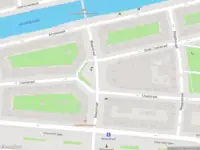 Ambulance met gepaste spoed naar de Reggestraat in Amsterdam