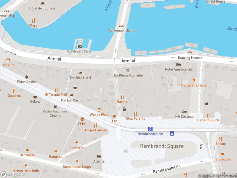 Ambulance met grote spoed naar de Halvemaansteeg in Amsterdam