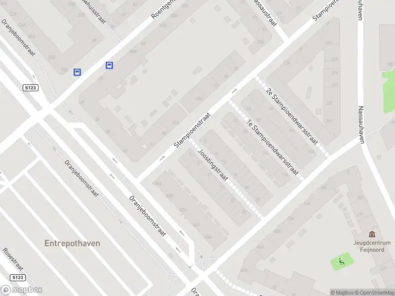 Ambulance met grote spoed naar de Joostingstraat in Rotterdam