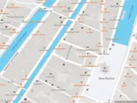 Ambulance met gepaste spoed naar de Gordijnensteeg in Amsterdam