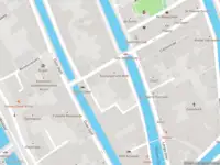 Ambulance met grote spoed naar de Achterom in Delft