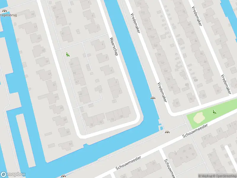 Ambulance met grote spoed naar de Waarschap in Zwaag