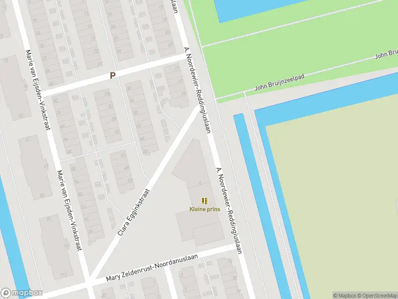 Ambulance met grote spoed naar de A. Noordewier-Reddingiuslaan in Rotterdam