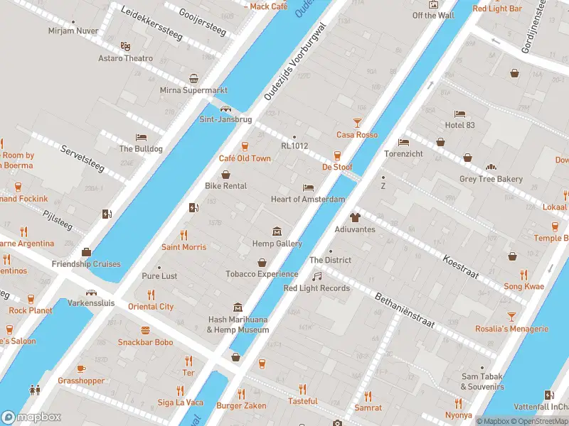 Ambulance met grote spoed naar de Damstraat in Amsterdam
