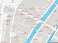Ambulance met grote spoed naar de Steenhouwerssteeg in Amsterdam