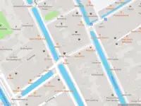 Ambulance met grote spoed naar de Peperstraat in Delft