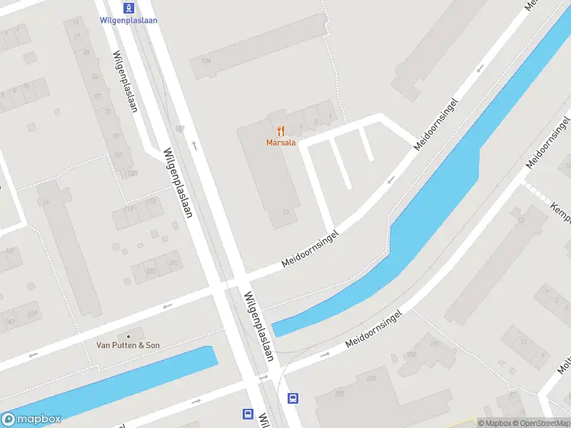 Ambulance met grote spoed naar de Meidoornhoek in Rotterdam