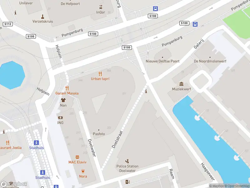 Ambulance met grote spoed naar de Doelstraat in Rotterdam