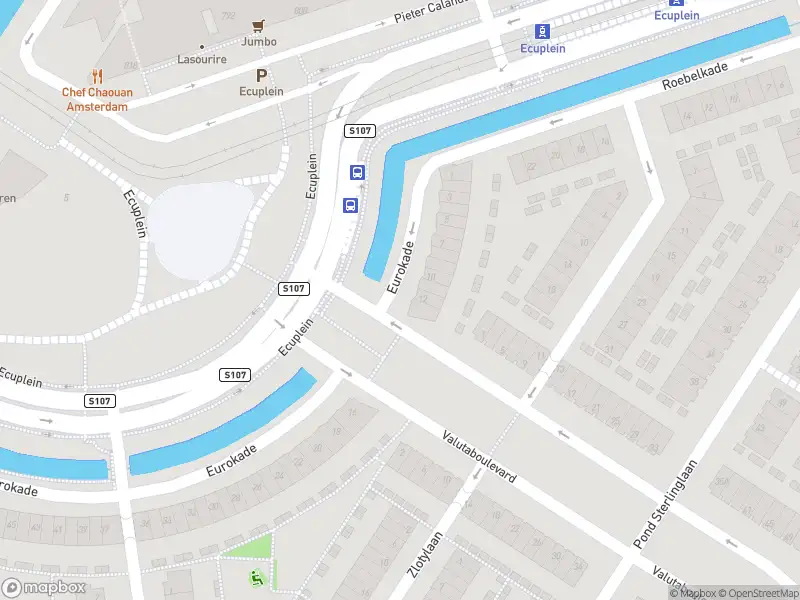 Ambulance met grote spoed naar de Eurokade in Amsterdam