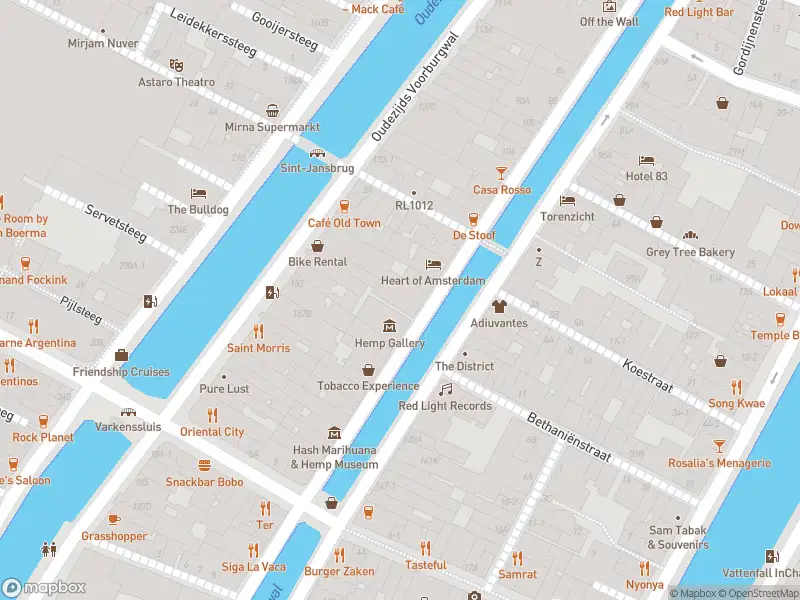 Politie met grote spoed naar de Oudezijds Voorburgwal in Amsterdam vanwege personen te water