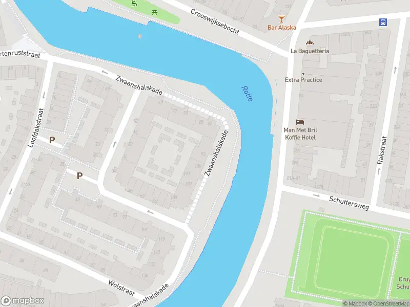 Ambulance met gepaste spoed naar de Zwaanshalskade in Rotterdam