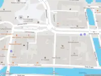 Ambulance met grote spoed naar de Lammermarkt in Leiden