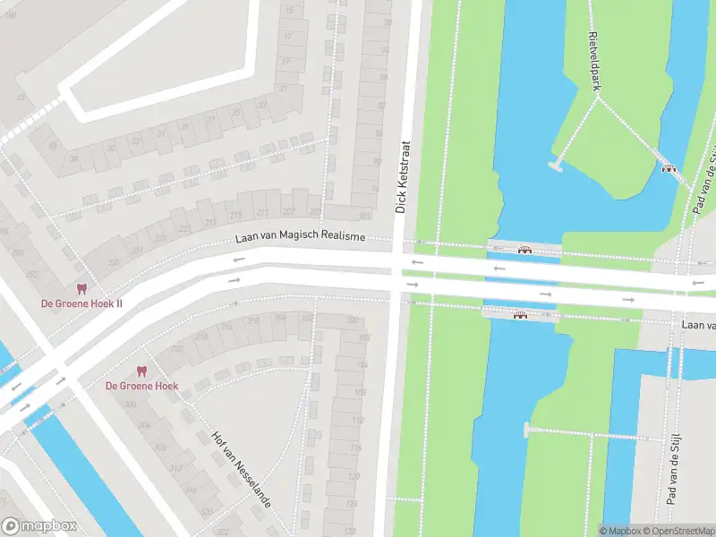 Ambulance met grote spoed naar de Laan van Magisch Realisme in Rotterdam