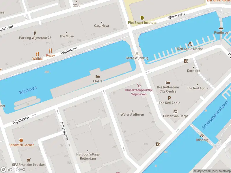 Ambulance met grote spoed naar de Wijnhaven in Rotterdam