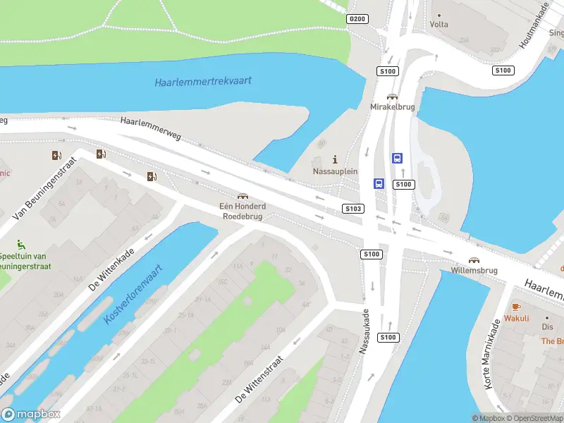 Ambulance met grote spoed naar de Nassauplein in Amsterdam