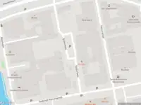 Ambulance met grote spoed naar de Spijkerkade in Amsterdam