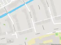 Ambulance met grote spoed naar de Remmerdenplein in Amsterdam
