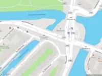 Ambulance met grote spoed naar de Nassauplein in Amsterdam