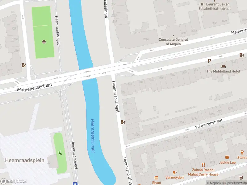 Ambulance met grote spoed naar de Heemraadssingel in Rotterdam