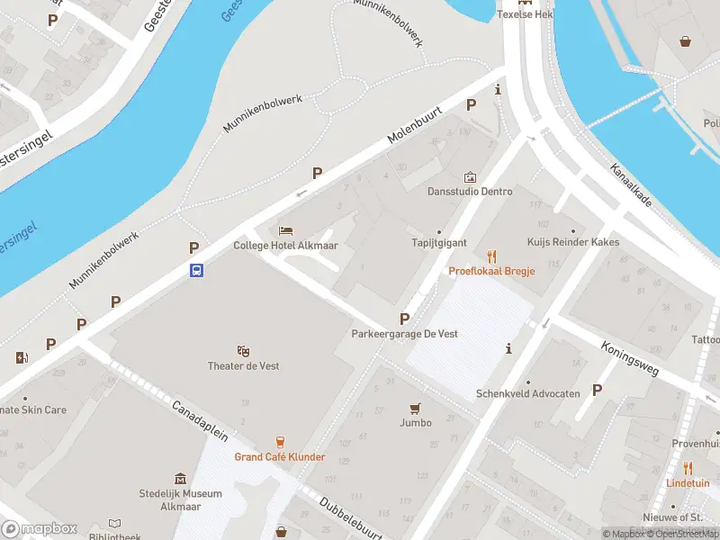 Ambulance met grote spoed naar de Achter de Vest in Alkmaar