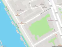 Ambulance met gepaste spoed naar de Oetgensstraat in Amsterdam