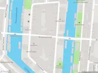 Ambulance met grote spoed naar de Grote Bickersstraat in Amsterdam
