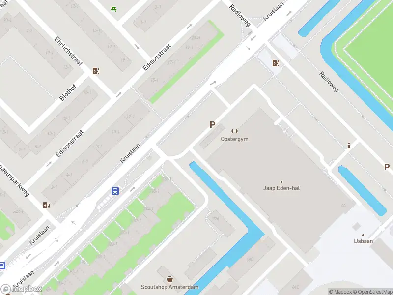Ambulance met grote spoed naar de Teslastraat in Amsterdam