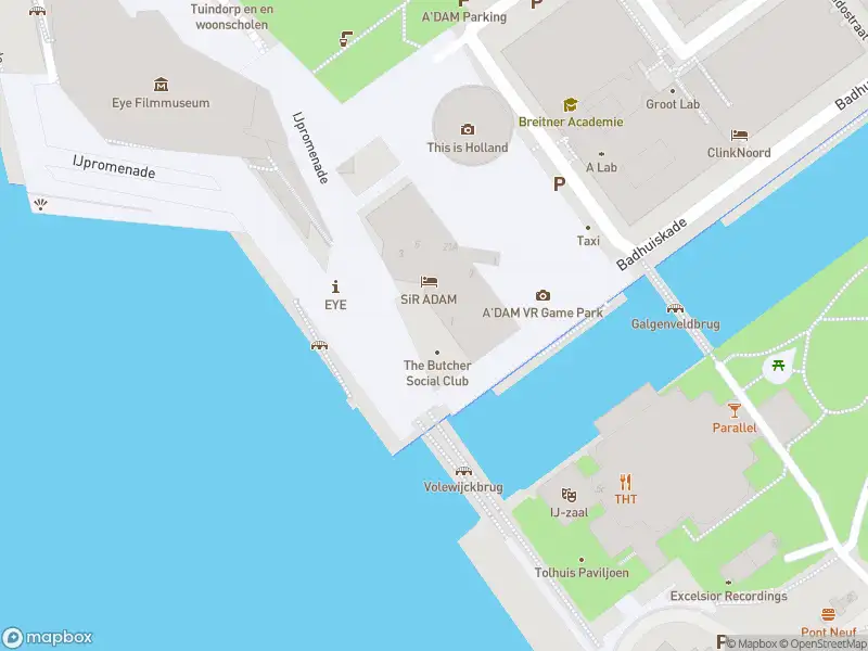 Ambulance met gepaste spoed naar de IJpromenade in Amsterdam