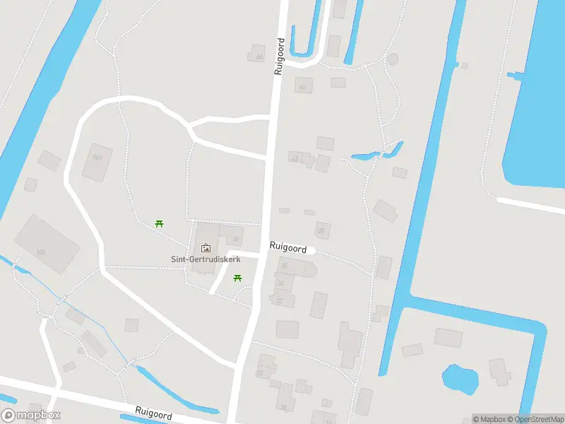 Ambulance met grote spoed naar de Ruigoord in Amsterdam