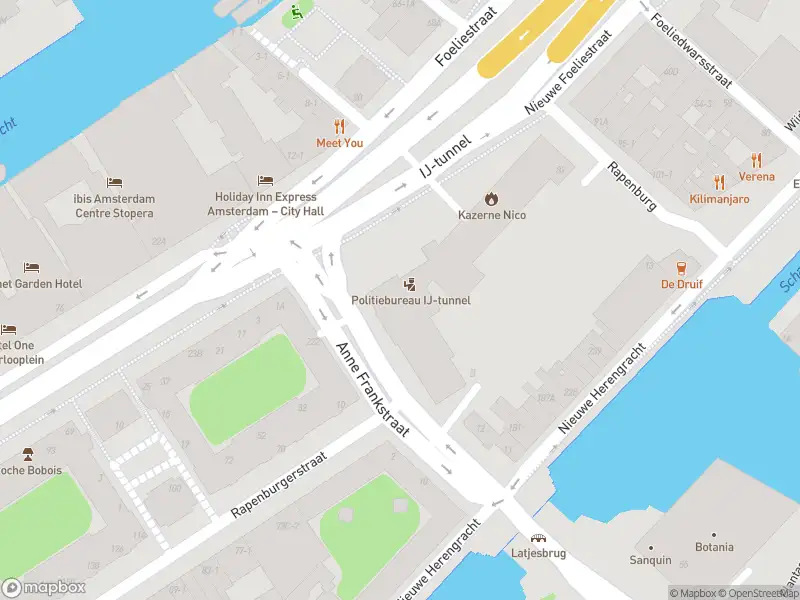 Ambulance met grote spoed naar de IJ-tunnel in Amsterdam