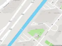 Ambulance met gepaste spoed naar de Nieuwe Leeuwarderweg in Amsterdam