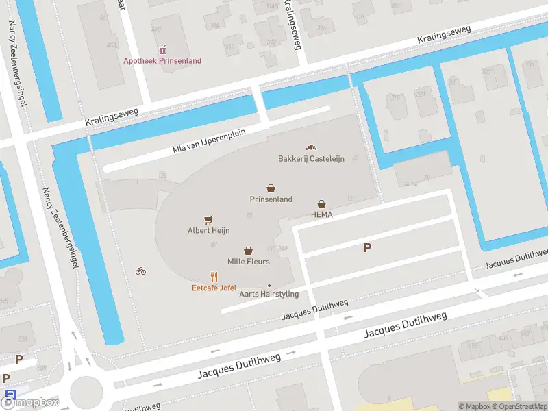 Ambulance met gepaste spoed naar de Mia van IJperenplein in Rotterdam