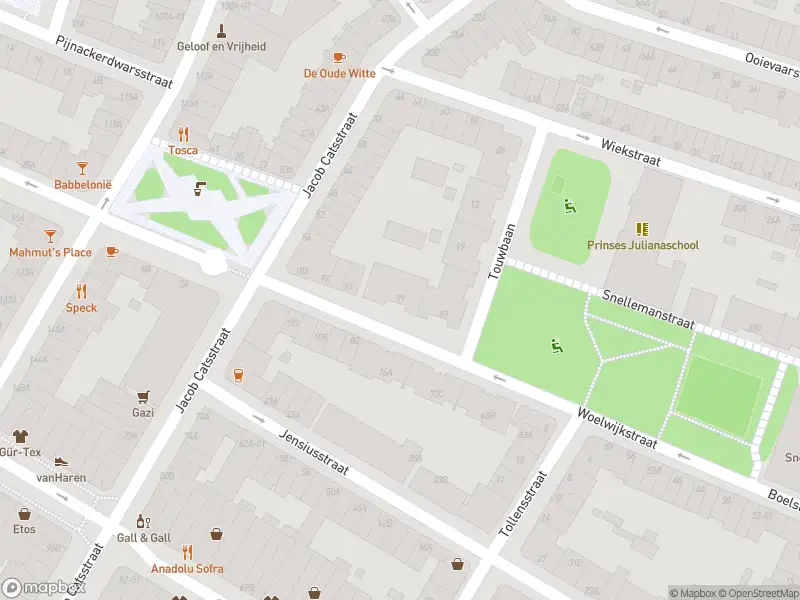 Ambulance met grote spoed naar de Woelwijkstraat in Rotterdam