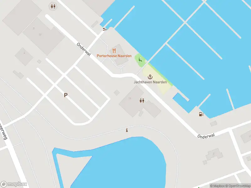 Brandweer met grote spoed naar de Onderwal in Naarden