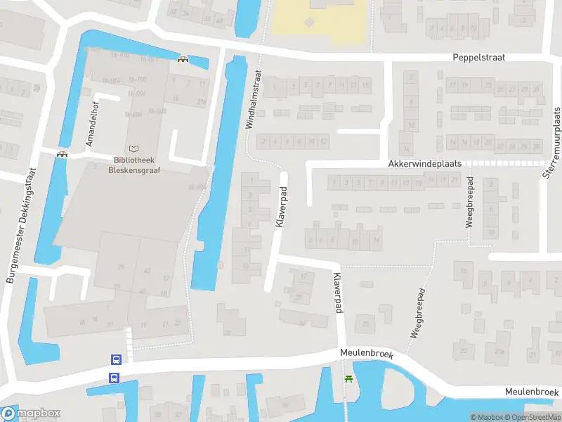 Ambulance met grote spoed naar de Klaverpad in Bleskensgraaf