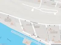 Ambulance met grote spoed naar de Oosterdokskade in Amsterdam vanwege personen te water