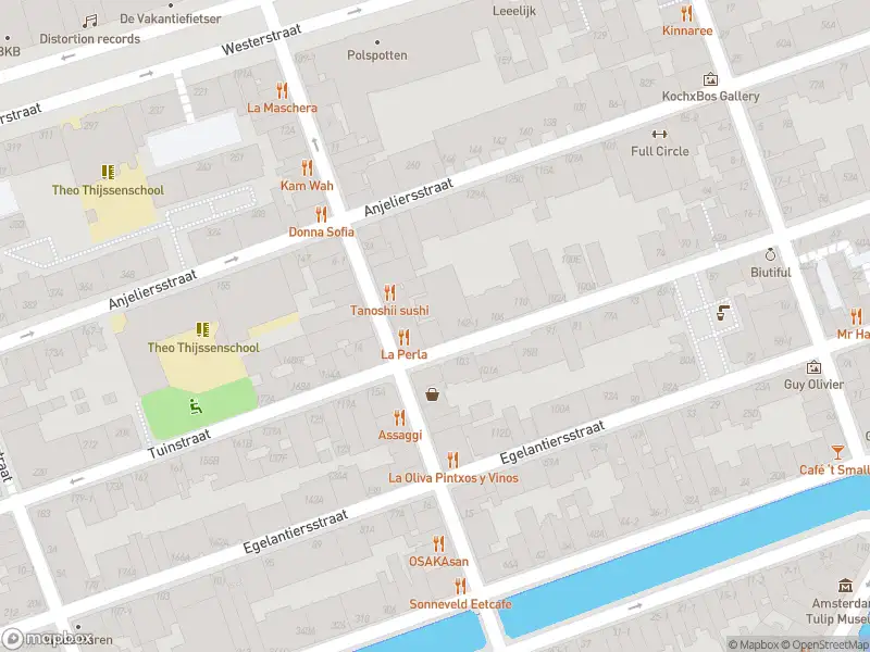 Ambulance met gepaste spoed naar de Anjeliersstraat in Amsterdam