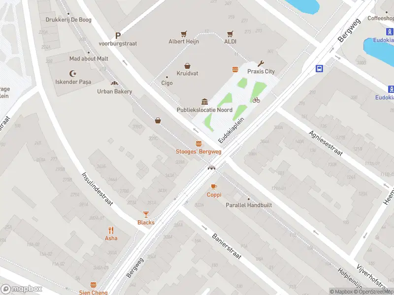 Ambulance met grote spoed naar de Bergweg in Rotterdam